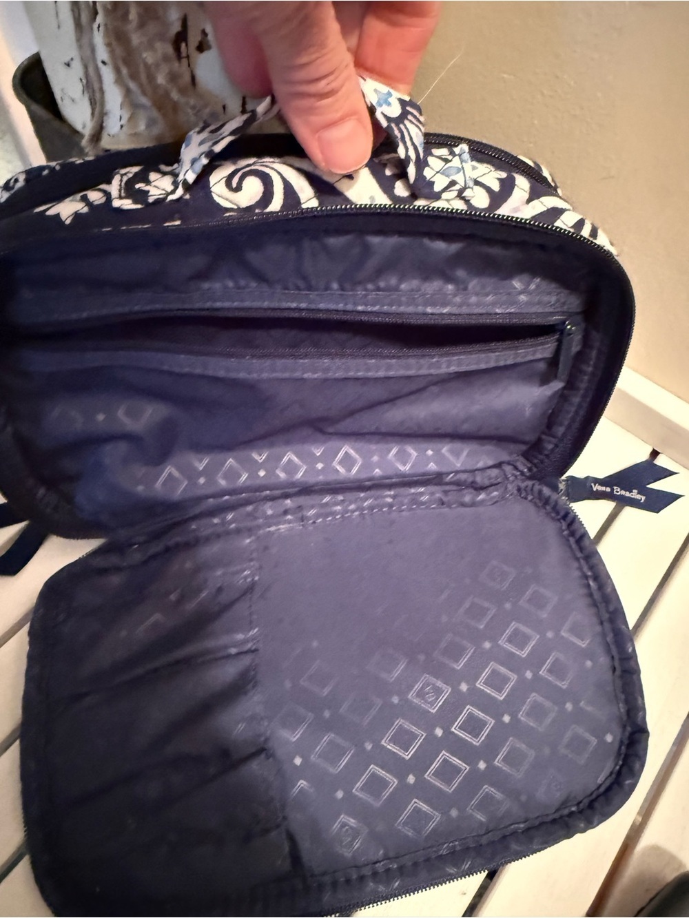 Vera Bradley Navy Floral Quilted Travel Case with Light Blue Accents NWOT - Picture 2 of 2